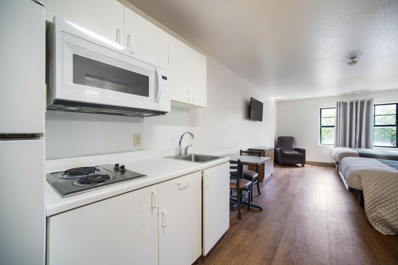 Hometowne Studios By Red Roof St. Louis - Airport/N Lindbergh เฮเซลวูด ภายนอก รูปภาพ