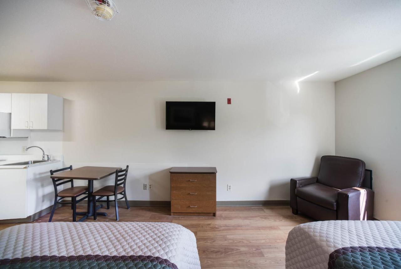 Hometowne Studios By Red Roof St. Louis - Airport/N Lindbergh เฮเซลวูด ภายนอก รูปภาพ